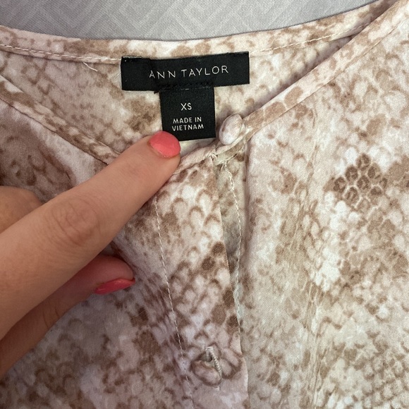 Ann Taylor Blouse Top Snakeskin Size XS - Picture 3 of 16
